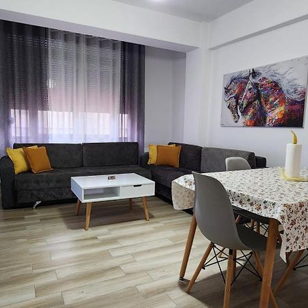 Old Town Boulevard Apartment In City Center ดูร์เรส ภายนอก รูปภาพ